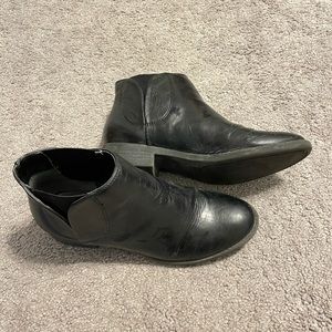 Unisa black leather boots. Size 6.5.